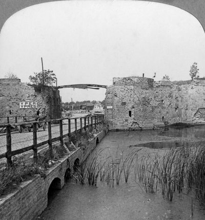 Hradby ze 14. století a brána Lille, Ypres, Belgie, první světová válka, c1914-c1918. od Realistic Travels Publishers