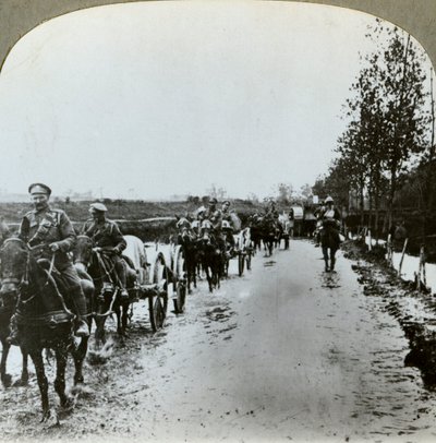 Dělostřelectvo si razí cestu bahnem do Gommecourtu, Francie, první světová válka, c1914-c1918 od Realistic Travels Publishers