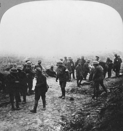 Ošetřování raněných na Menin Road, Ypres, Flandry, Belgie, první světová válka, c1914-c1918 od Realistic Travels Publishers