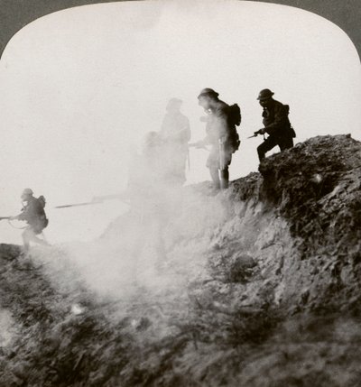 Britští vojáci postupující pod krytem plynu a kouře, Francie, první světová válka, 1916 od Realistic Travels Publishers