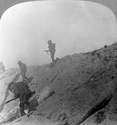 Britské jednotky postupující přes plyn, Passchendaele, Ypres, Belgie, první světová válka, c1914-c1918 od Realistic Travels Publishers