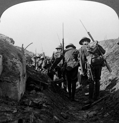 Britští vojáci v zajatém zákopu, Hindenburgova linie, Francie, první světová válka, 1917-1918. od Realistic Travels Publishers