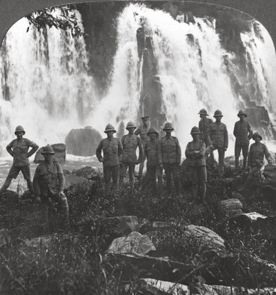 Britští vojáci se osvěžují u vodopádu, Afrika, první světová válka, c1914-c1918 od Realistic Travels Publishers