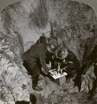 Zajatý německý zajatec poskytující informace svým únoscům, první světová válka, 1914-1918. od Realistic Travels Publishers