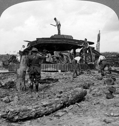 Inženýři odklízejí zničený tank ze silnice, první světová válka, 1917-1918. od Realistic Travels Publishers
