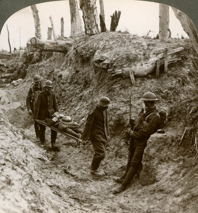 Němečtí zajatci nesoucí britské zraněné, první světová válka, 1916. od Realistic Travels Publishers