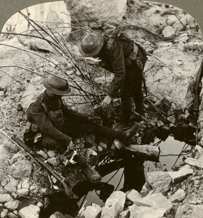 Podávání vody zraněnému kamarádovi, Hooge, Ypres, Belgie, první světová válka, 1914-1918. od Realistic Travels Publishers