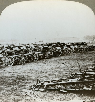 Stovky německých děl zajatých v Couralette, Francie, bitva u Sommy, první světová válka, 1916 od Realistic Travels Publishers