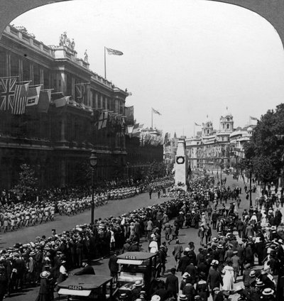 Indické jednotky salutující Neznámému válečníkovi v Cenotafu, Whitehall, Londýn, c1920. od Realistic Travels Publishers