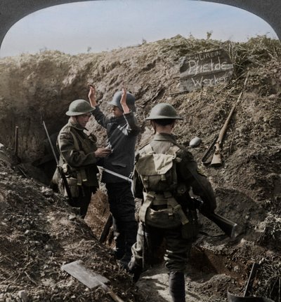 Výslech německého zajatce za účelem získání informací, první světová válka, 1914-1918 od Realistic Travels Publishers