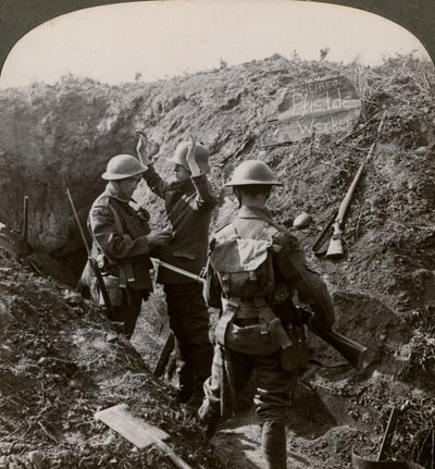 Výslech německého zajatce za účelem získání informací, první světová válka, 1914-1918. od Realistic Travels Publishers