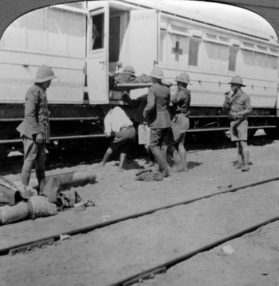 Zvedání zraněných vojáků do nemocničního vlaku, východní Afrika, první světová válka, 1914-1918. od Realistic Travels Publishers