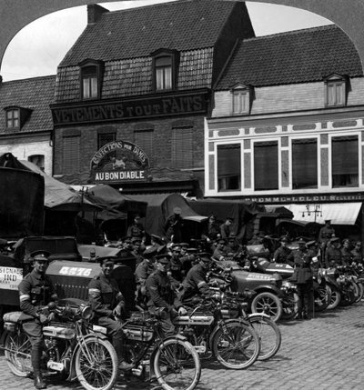 Nákladní automobily a motocykly indického armádního sboru, Merville, Francie, první světová válka, 1914-1918. od Realistic Travels Publishers