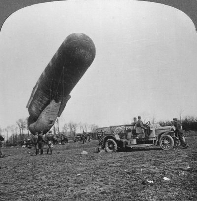 Pozorovací balón na vzestupu, první světová válka, c1914-c1918. od Realistic Travels Publishers