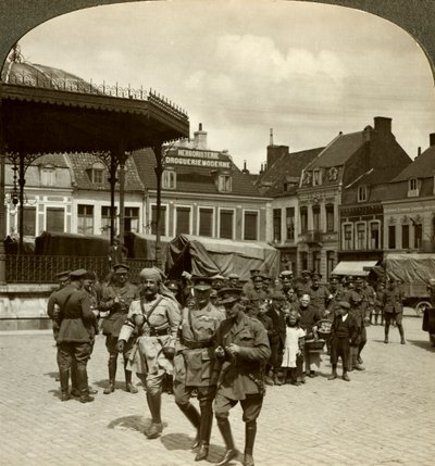 Sir James Willcocks s generálem Nanten, Market Square, Merville, Francie, první světová válka, 1914-1915. od Realistic Travels Publishers