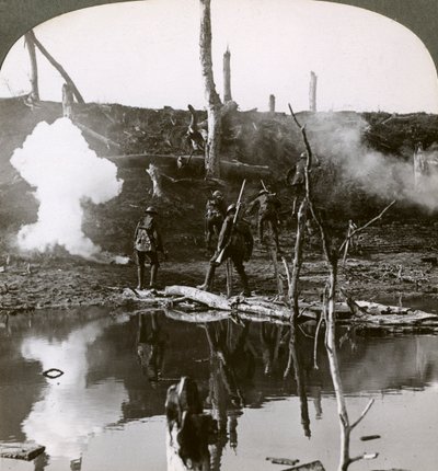 Vojáci překračující řeku Ancre, bitva na Sommě, Francie, první světová válka, 1916. od Realistic Travels Publishers