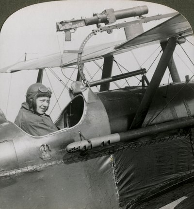Sopwith Scout s fotografickou pistolí namontovanou na horním křídle, první světová válka, 1914-1918. od Realistic Travels Publishers