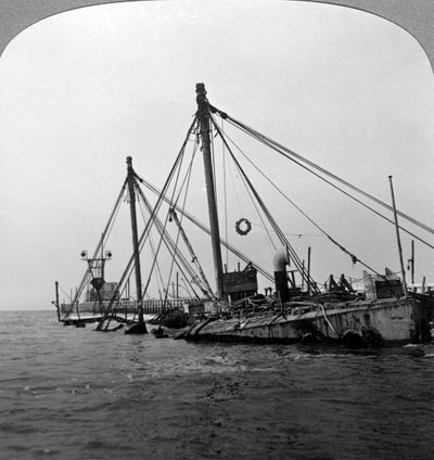 Potopená válečná loď HMS Vindictive, Ostende, Belgie, první světová válka, 1918. od Realistic Travels Publishers
