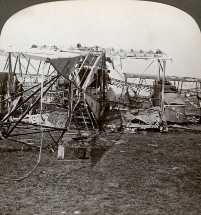 Vrak německého bombardéru, který se pokusil prorazit protivzdušnou obranu, první světová válka, 1914-1918. od Realistic Travels Publishers