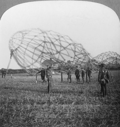 Zeppelin sestřelen poblíž Colchesteru, Essex, první světová válka, 1916 od Realistic Travels Publishers