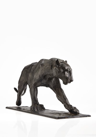 Panther chůze, zadní noha zvednutá, cca 1904 (patinovaný bronz) od Rembrandt Bugatti