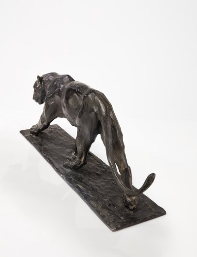 Panther chůze, zadní noha zvednutá, cca 1904 (patinovaný bronz) od Rembrandt Bugatti