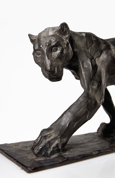 Panther chůze, zadní noha zvednutá, cca 1904 (patinovaný bronz) od Rembrandt Bugatti