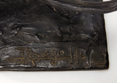 Panther chůze, zadní noha zvednutá, cca 1904 (patinovaný bronz) od Rembrandt Bugatti