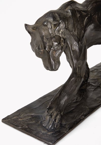 Panther chůze, zadní noha zvednutá, cca 1904 (patinovaný bronz) od Rembrandt Bugatti