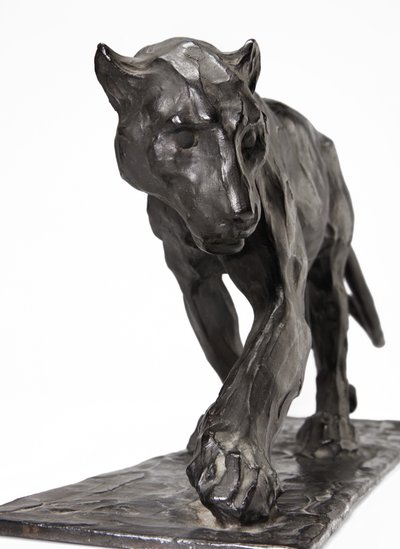 Panther chůze, zadní noha zvednutá, cca 1904 (patinovaný bronz) od Rembrandt Bugatti