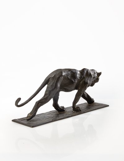 Panther chůze, zadní noha zvednutá, cca 1904 (patinovaný bronz) od Rembrandt Bugatti
