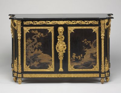 Komoda (Commode), kolem 1765-1770 (ebenová dýha s japonskými lakovanými panely, pozlacené bronzové úchyty a mramorová deska) od Rene Dubois