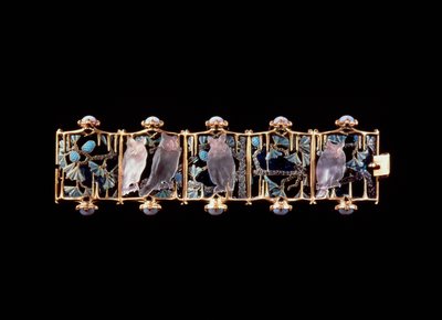 Náramek se zlatými, skleněnými, smaltovanými a chalcedonovými sovami a listy od Rene Jules Lalique