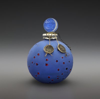 Dans la Nuit, láhev navržená v roce 1924, vyrobena kolem roku 1930 (sklo, smalt, papír, zlacené a kovové nitě) od Rene Jules Lalique