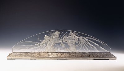 Dva jezdci; vzácné skleněné svítidlo od Rene Jules Lalique