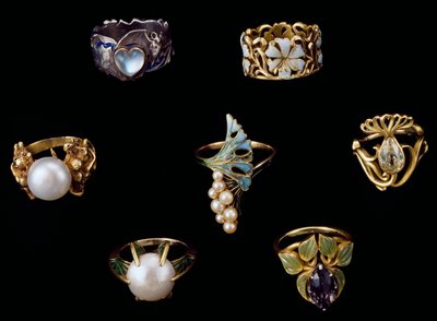 Zlaté, stříbrné a měděné prsteny se smaltem, opálem, perlami, ametysty a briliantovými diamanty od Rene Jules Lalique