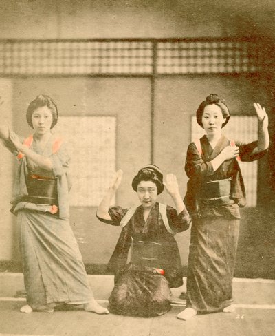 Tančící dívky kolem roku 1896 (foto) od Renjo Shimooka
