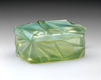 Cigaretová krabička "Ruba Rombic", c. 1929 (opalescenční sklo) od Reuben Haley