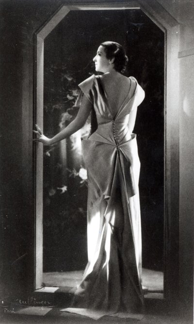 Šaty navrhla Madeleine Vionnet (1876-1975) od Reutlinger Studio