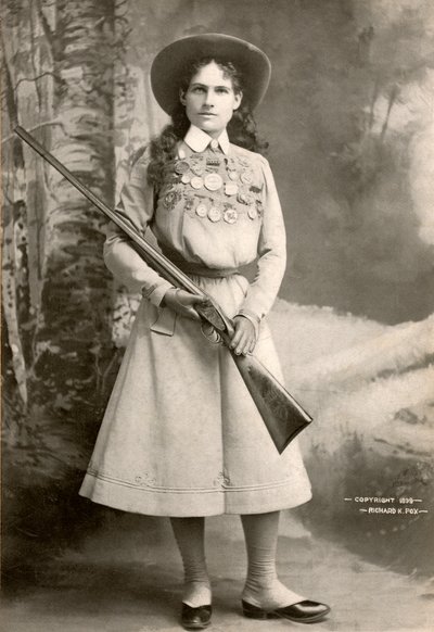 Annie Oakley s puškou od Richard Kyle Fox