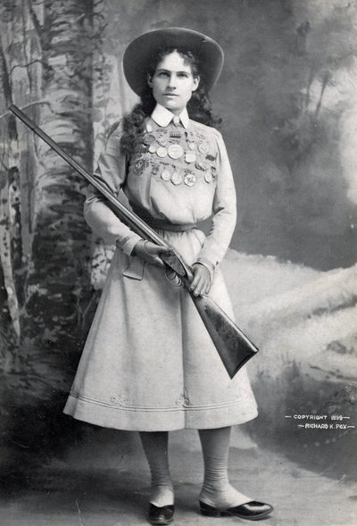 Annie Oakley, hospoda. kolem roku 1899 od Richard Kyle Fox