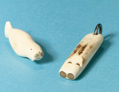 Model mrože a píšťalky od Roald Engelbergt Gravning Amundsen