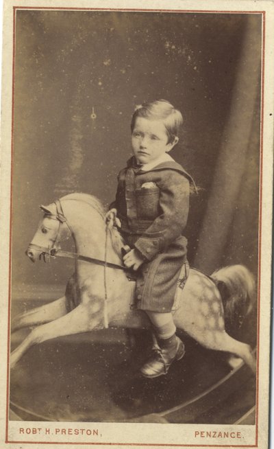 Mladý chlapec sedící na houpacím koni, 70. léta 19. století (tisk alba) od Robert H. Preston