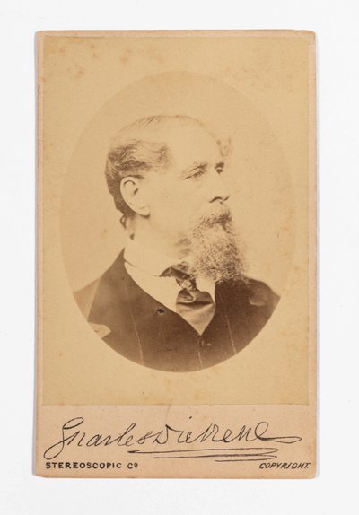 Carte de visite Charlese Dickense s Dickensovým podpisem od Robert Hindry Mason