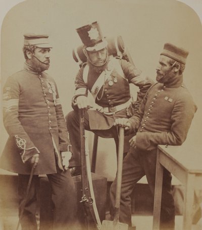 Barevní seržanti J. Stanton, Kester Knight a W. Bruce, Royal Sappers and Miners, 1856 (sépiová fotografie) od Robert Howlett