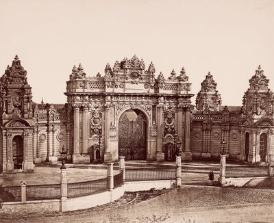 Císařská brána paláce Dolmabahçe od Robertson and Beato