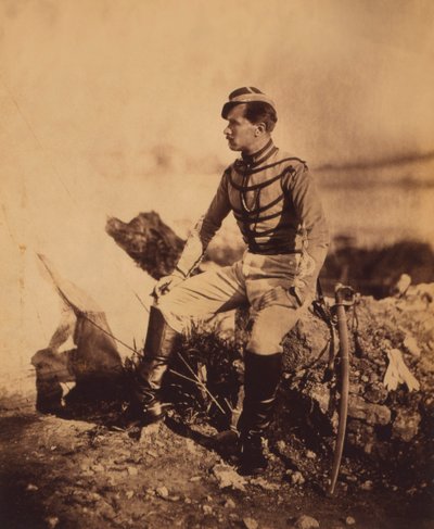 Kapitán Thomas, pobočník generála Pierra Bosqueta, Sedící celovečerní portrét v uniformě s mečem, Krymská válka, Krym, Ukrajina od Roger Fenton