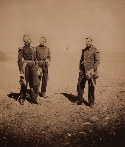 Francouzští generálové Labousiniere a Beuret stojící s třetím důstojníkem, Krymská válka, Krym, Ukrajina od Roger Fenton