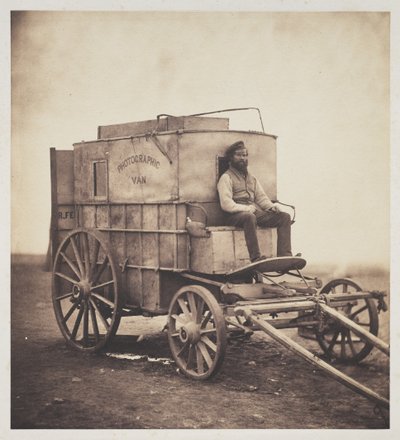 Fotografova dodávka s Marcusem Sparlingem na Krymu, 1855 od Roger Fenton
