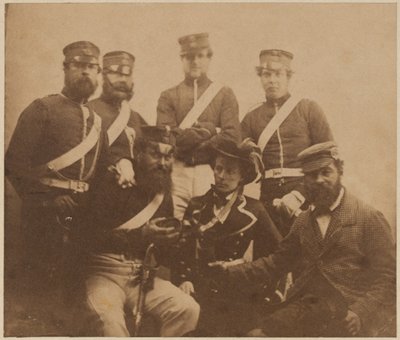 Dva důstojníci a čtyři muži s cantiniere, Krym, 1855 od Roger Fenton